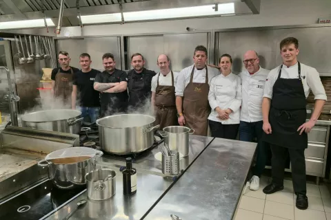 Tokratna kuharska ekipa, ki je poskrbela za izvedbo menija večerje Okusov Radol'ce 2025. / Foto: Alenka Brun