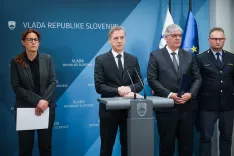 Ljubljana, vlada RS.Izjava za medije predsednika vlade Roberta Goloba in resornih ministrov glede tragicnega dogodka smrtonosnega napada v Novem mestu.Ministrica za pravosodje Andreja Katic, predsednik vlade Robert Golob, minister za notranje zadeve Bostjan Poklukar in generalni direktor policije Damjan Petric. / Foto: Daniel Novaković/sta