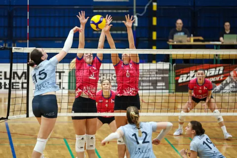 odbojka 1 A DOL ženske AFM Volley Radovljica roza dresi vs Calcit Volley Kamnik modri dresi / Foto: Tina Dokl