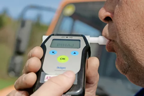 Policisti so z alkotestom preizkusili več kot dvanajst tisoč voznikov, 302 sta »napihala« preveč. Slika je simbolična. / Foto: Tina Dokl (arhiv) / Foto: 