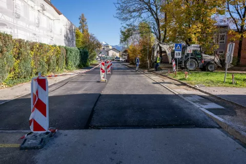 Po Župančičevi v drugo smer