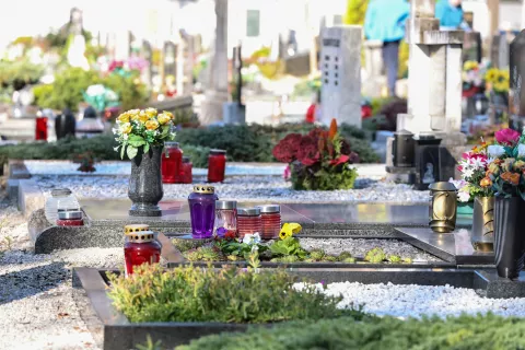 novinarska konferenca Pokopališče naj ne bo smetišče 1 prvi november sveča sveče Mestno pokopališče Škofja loka loška svečka Dan spomina na mrtve dan mrtvih cvetje urejanje grobov grob / Foto: Tina Dokl