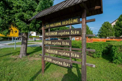 Simbolična fotografija Občina ŽirovnicaPot kulturne dediščine ŽirovnicaPrešernova rojstna hišaČopova rojstna hišaFinžgarjeva rojstna hišaJalnova rojstna hišainformativna tabla / Foto: Nik Bertoncelj