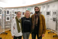 Avtorji razstave v galeriji Knjižnice Medvode – Ana Bergant, Ada Trkulja in Belmin Hodžić – ob odprtju razstave Med resničnostjo in iluzijo, kjer se njihovi pogledi srečajo v igri svetlobe, domišljije in resničnosti. / Foto: Matic Zorman / Foto: Matic Zorman