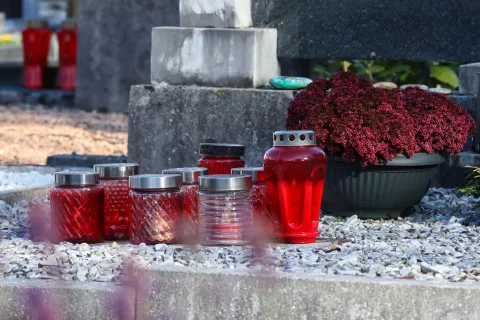 novinarska konferenca Pokopališče naj ne bo smetišče 1 prvi november sveča sveče Mestno pokopališče Škofja loka loška svečka Dan spomina na mrtve dan mrtvih cvetje urejanje grobov grob / Foto: Tina Dokl