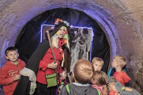 Najmlajši obiskovalci kranjskih rovov v dneh pred Nočjo čarovnic lahko spoznavajo, da čarovnice niso hudobne. / Foto: Matic Zorman / Foto: 