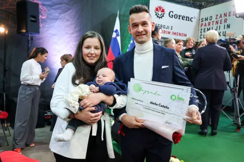 Aleš s partnerko Lucijo Mur in dva meseca starim sinom Maksom / Foto: Tina Dokl