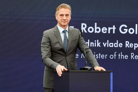 polaganje temeljni kamen za najsodobnejša proizvodnja podobna biološka zdravila Sandoz Lek Brnik na fotografiji dr robert Golob predsednik vlade RS / Foto: Tina Dokl