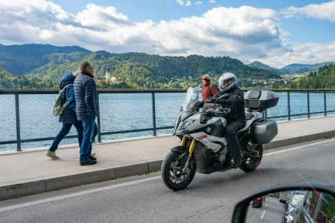 Popolna zapora ceste pod Podblico