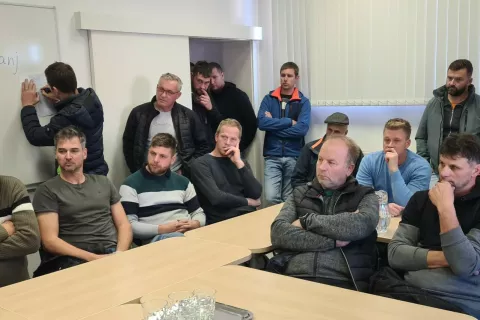 Da je med kmeti veliko zanimanja za zakup državnih kmetijskih zemljišč, kaže tudi to, da se je seje sveta območne enote zbornice prisostovalo skoraj štirideset kmetov. / Foto: Cveto Zaplotnik
