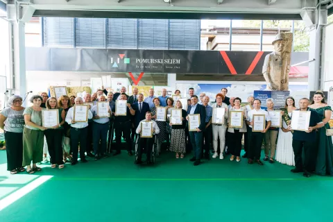 Društvo kmečkih žena Žiri je letos prejelo priznanje Občine Žiri in Zadružne zveze Slovenije. Na sliki: s podelitve zadružnih priznanj na sejmu v Gornji Radgoni / Foto: Arhiv Zzs