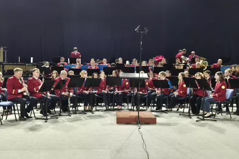 Za tekmovanje, ki spodbuja kvaliteto izvajanja programov zabavne glasbe za pihalne orkestre oziroma godbe, so tokrat na JSKD izbrali devet slovenskih godb. Prejemnica enega od dveh zmagovalnih pokalov je bila letos tudi KD Godba Domžale.  / Foto: Arhiv Organizatorja Tekmovanja