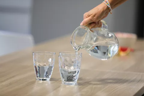 voda iz pipe, kozarec / Foto: Tina Dokl