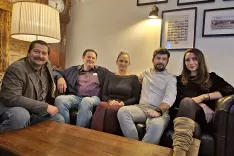 Spraševali so in igrali. Od leve: Aljaž Pestotnik, Martin Kuchling, Sara Pan, Rok Hvala in Amina Majetić. / Foto: Jože Košnjek