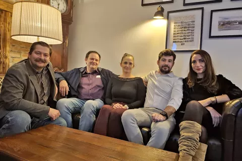 Spraševali so in igrali. Od leve: Aljaž Pestotnik, Martin Kuchling, Sara Pan, Rok Hvala in Amina Majetić. / Foto: Jože Košnjek