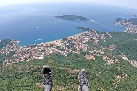 Desno Budva, otok Sveti Nikola in spredaj plaža Bečići / Foto: Andrej Primc