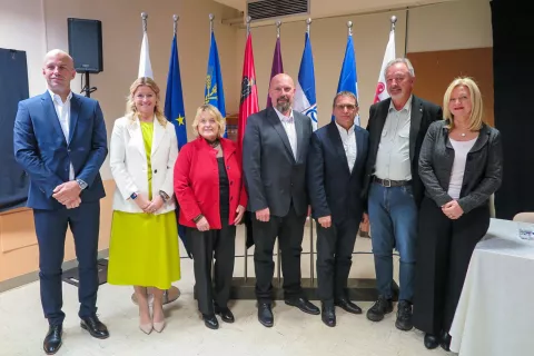 podpis pogodbe za nov zdravstveni dom Domžale, z leve: Predsednik uprave podjetja CGP Martin Gosenca, Renata Kosec, Olga Vrankar, Peter Ložar, / Foto: Nika Toporiš