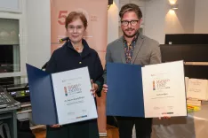 Slovesna podelitev Murkova odličja 2025 na fotografiji dr. Bojana Rogelj Škafar Murkovo priznanje in Anže Habjan Murkova listina / Foto: Tina Dokl