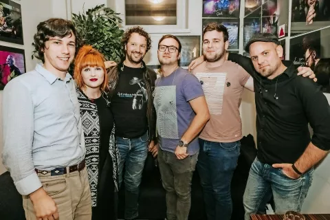 Obiskovalce dobrodelne zabave za noč čarovnic v KluBaru sta zabavala Gino & Band (na fotografiji) in DJ Klemen. / Foto: Primož Pičulin / Foto: 