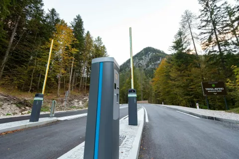 Cestni prelaz VršičZapornice pred vstopom na prelazStanje ceste po preplastitvi in pred testnim obdobjem novega prometnega režima z zapornicami / Foto: Nik Bertoncelj