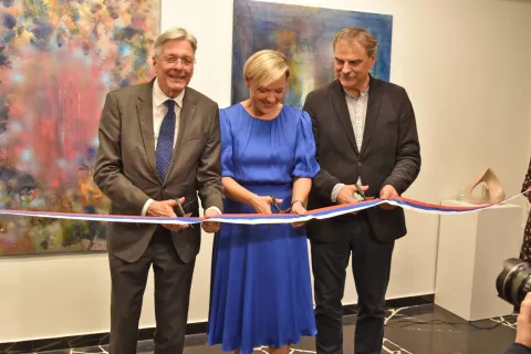 Obnovljeno hišo Generalnega konzulata Republike Slovenije v Celovcu so odprli (od leve) koroški deželni glavar dr. Peter Kaiser, generalna konzulka Maja Banat Slobodjanac in arhitekt Toni Reichman. / Foto: Jože Košnjek