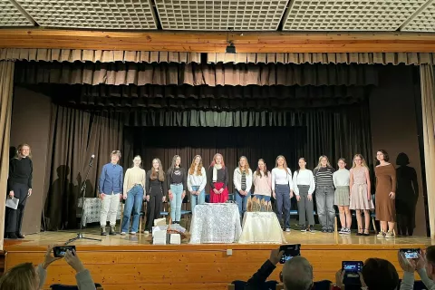 Mladi s peresom pogumno stopajo v prihodnost: nagrajenci letošnjega natečaja Po sledeh Josipine Turnograjske na odru dvorane Kulturnega doma v Preddvoru. / Foto: Arhiv Zavoda Za Turizem Preddvor