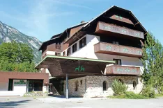 Hotel Zlatorog, ki ga je skupaj s še tremi bohinjskimi hoteli odkupil Damian Merlak / Foto: 