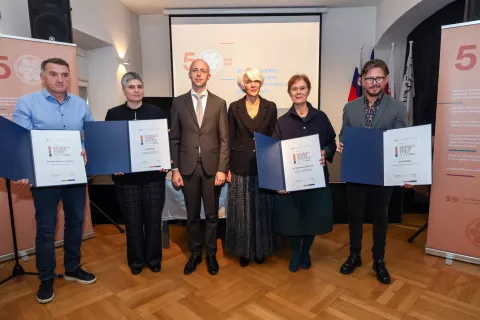 Slovesna podelitev Murkova odličja 2025 na fotografiji z leve Matjaž Knap Pustno društvo Cerknica Murkova listina, Jelka Pšajd Murkova nagrada, dr. Tomaž Simetinger predsednik žirije za odličja Slovenskega etnološkega društva, dr. Tanja Roženbergar, predsednica SED, dr. Bojana Rogelj Škafar Murkovo priznanje in Anže Habjan Murkova listina / Foto: Tina Dokl
