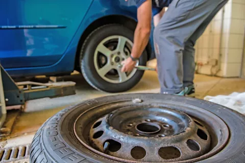 Spomladi poskrbimo za menjavo pnevmatik, a bodimo pozorni na vremenske razmere. / Foto: Pixabay