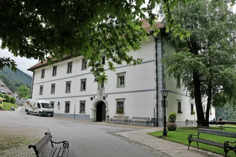 Grad Turn danes velikokrat omenjajo ob imenu prve slovenske pesnice, pisateljice in skladateljice Josipine Urbančič - Turnograjske. / Foto: 