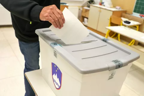 referendum PROTI privilegiranim pokojninam volišče OŠ Simona Jenka Kranj / Foto: Tina Dokl