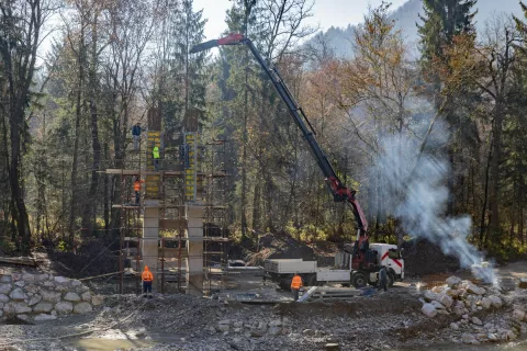 Gradijo brv čez Soro