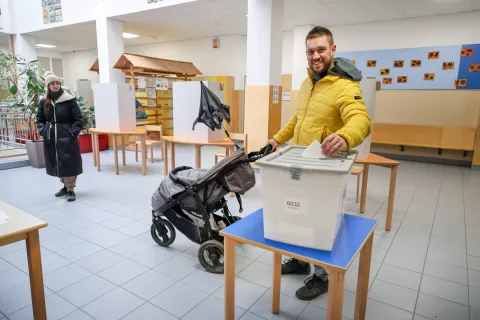 volišče glasovanje referendum zakon o prostovoljnem končanju življenja drugi letos 2025 Šenčur OŠ / Foto: Tina Dokl