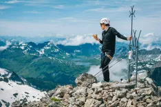 Dve uri »akcije« na platnu ter spremljevalni program je razdeljen na šest poglavij. V četrtem (Gipfeli of Switzerland / Švicarski rogljički) se študent Tobias po domačih kantonih odpravi s kolesom. Cilj so najvišji vrhi, zato na etapah mora tudi sestopiti s kolesa in vrhove - energijo mu dajejo švicarske verzije francoskih rogljičkov - osvaja kot pohodnik ... / Foto: Arhiv E.o.f.t 2025