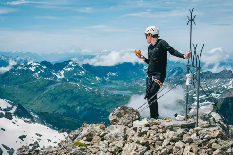 Dve uri »akcije« na platnu ter spremljevalni program je razdeljen na šest poglavij. V četrtem (Gipfeli of Switzerland / Švicarski rogljički) se študent Tobias po domačih kantonih odpravi s kolesom. Cilj so najvišji vrhi, zato na etapah mora tudi sestopiti s kolesa in vrhove - energijo mu dajejo švicarske verzije francoskih rogljičkov - osvaja kot pohodnik ... / Foto: Arhiv E.o.f.t 2025