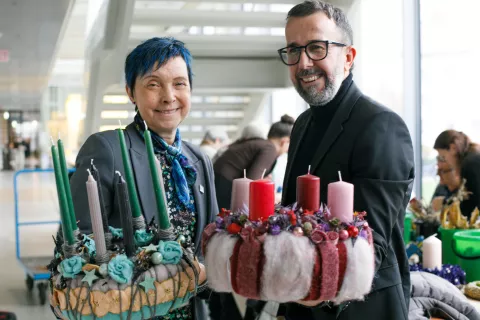 Sabina Šegula in Peter Ribič na dobrodelni izdelavi božičnih venčkov v Centru Rog. Ljubljana, 25. 11. 2025 / Foto: Matic Zorman