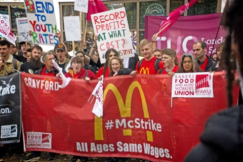 Druga plat korporacije McDonald's je tale »McStrike«: stavka zaposlenih proti prislinim delovnim praksam in nizkim plačam, London, 2018. / Foto: Wikipedija