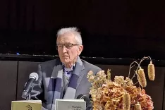 Florjan Lipuš med predstavitvijo svoje knjige Mrtve stvari v Železni Kapli. / Foto: Jože Košnjek