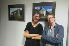 Petra Puhar je avtorica fotografij, Saša Roškar pa je spregovorila o kulturni dediščini kozolcev / Foto: Igor Kavčič