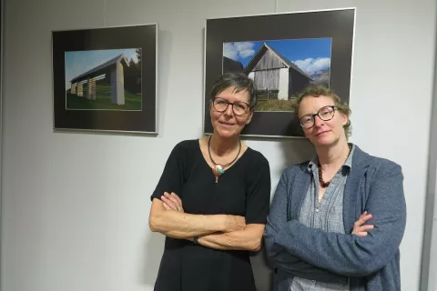 Petra Puhar je avtorica fotografij, Saša Roškar pa je spregovorila o kulturni dediščini kozolcev / Foto: Igor Kavčič