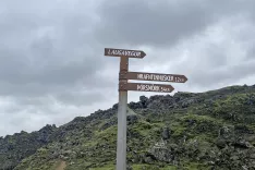 Znak, ki označuje začetek najbolj obljudene pohodniške poti na Islandiji. / Foto: Rok Logar