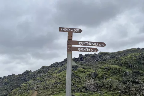 Znak, ki označuje začetek najbolj obljudene pohodniške poti na Islandiji. / Foto: Rok Logar