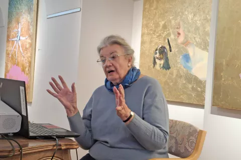 Ddr. Nata&scaron;a Golob na predstavitvi svoje knjige Pozdravljen, ti, ki bere&scaron;. / Foto: Jože Ko&scaron;njek