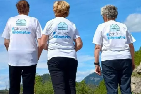 Udeleženke iz Tržiča med pohodom za zdravje in ozaveščanje o sladkorni bolezni. / Foto: Arhiv Organizatorja