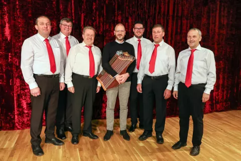 jubilejni koncert 30 let Lomski Fantje Dom krajanov Lom pod Storžičem na fotografiji Lomski fanjte in gost večera citrar Aleksander Primc / Foto: Tina Dokl