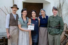 Osrednje like v filmu igrajo: (od leve) Marko Mandić, Doroteja Nadrah, Andrina Mračnikar, Edita Malovčić, Oskar Haag. / Foto: Stefan Reichmann / Vertigo & Amour Fou