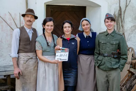 Osrednje like v filmu igrajo: (od leve) Marko Mandić, Doroteja Nadrah, Andrina Mračnikar, Edita Malovčić, Oskar Haag. / Foto: Stefan Reichmann / Vertigo & Amour Fou