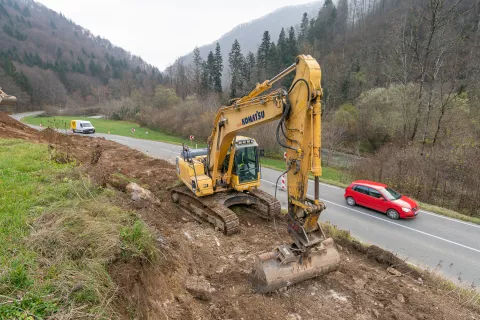 Urejajo cesto v dolino