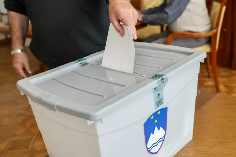 referendum PROTI privilegiranim pokojninam volišče Bled / Foto: Tina Dokl