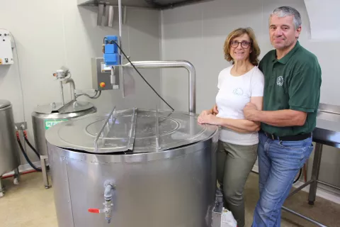 V izboru za Naj hlev je letos sodelovala tudi Malenškova kmetija, na kateri gospodarita Mirko in Andreja Bizant. Na sliki: ob sirarskem kotlu v sirarnici / Foto: Cveto Zaplotnik